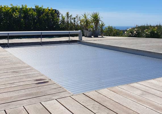 Lames polycarbonate transparent fond noir pour volet de piscine